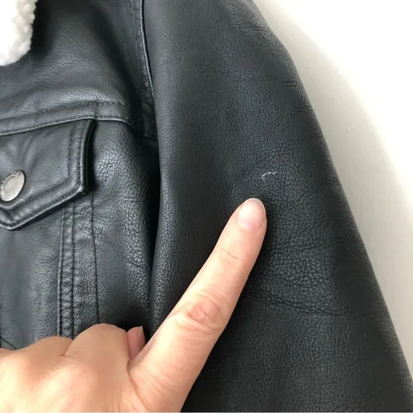 Levi’s Black Vegan Leather Sherpa Lined Trucker Jacket Classic Americana